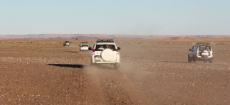 Droga przez kamienistą pustynię